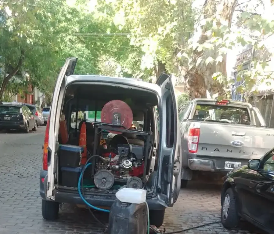 Camioneta de servicio Destapaciones Omar